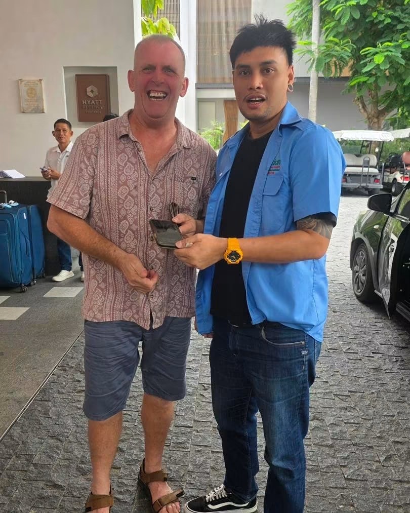 Koh Samui Taxi driver returning belongings to customer