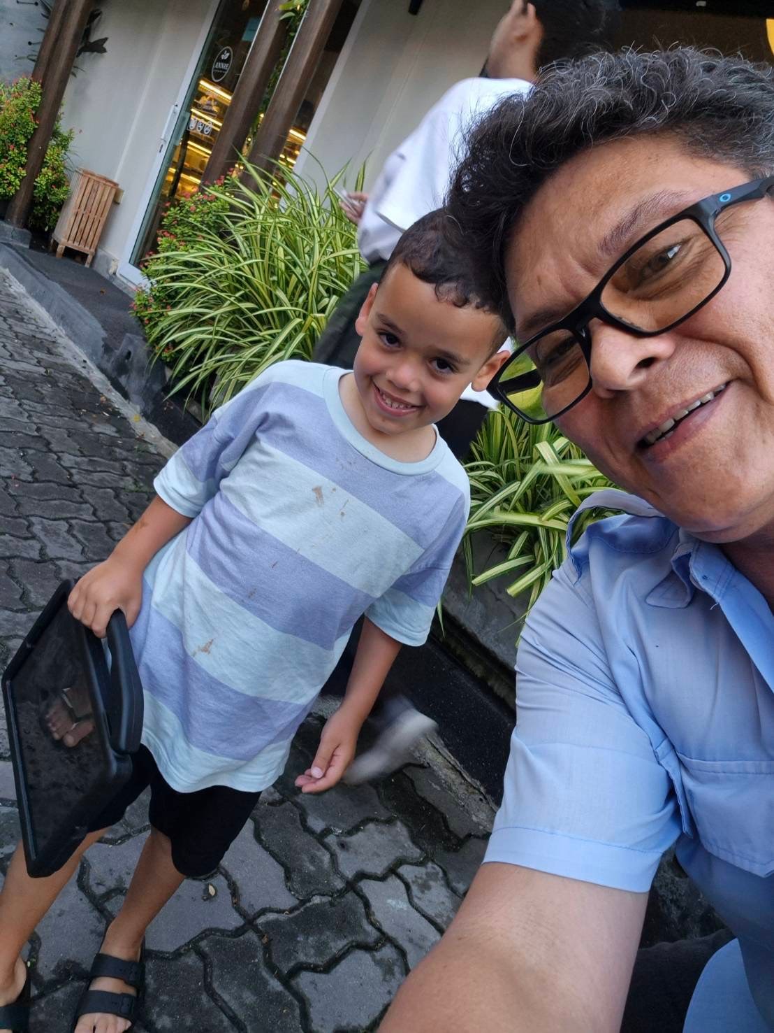 Koh Samui Taxi driver reuniting lost item with customer